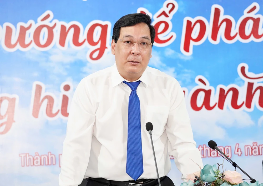 Ông Nguyễn Thái Bình, Phó tổng biên tập báo Pháp Luật TP.HCM tiếp thu ý kiến sau tọa đàm. Ảnh: THUẬN VĂN