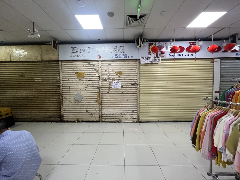 Nhiều sạp tại chợ An Đông dán thông báo cho thuê, sang sạp. Ảnh: TÚ UYÊN