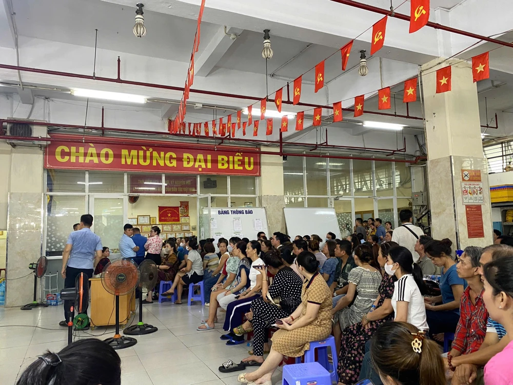 Tiểu thương chợ An Đông đang dự cuộc họp chiều 5-6. Ảnh: T.HOA