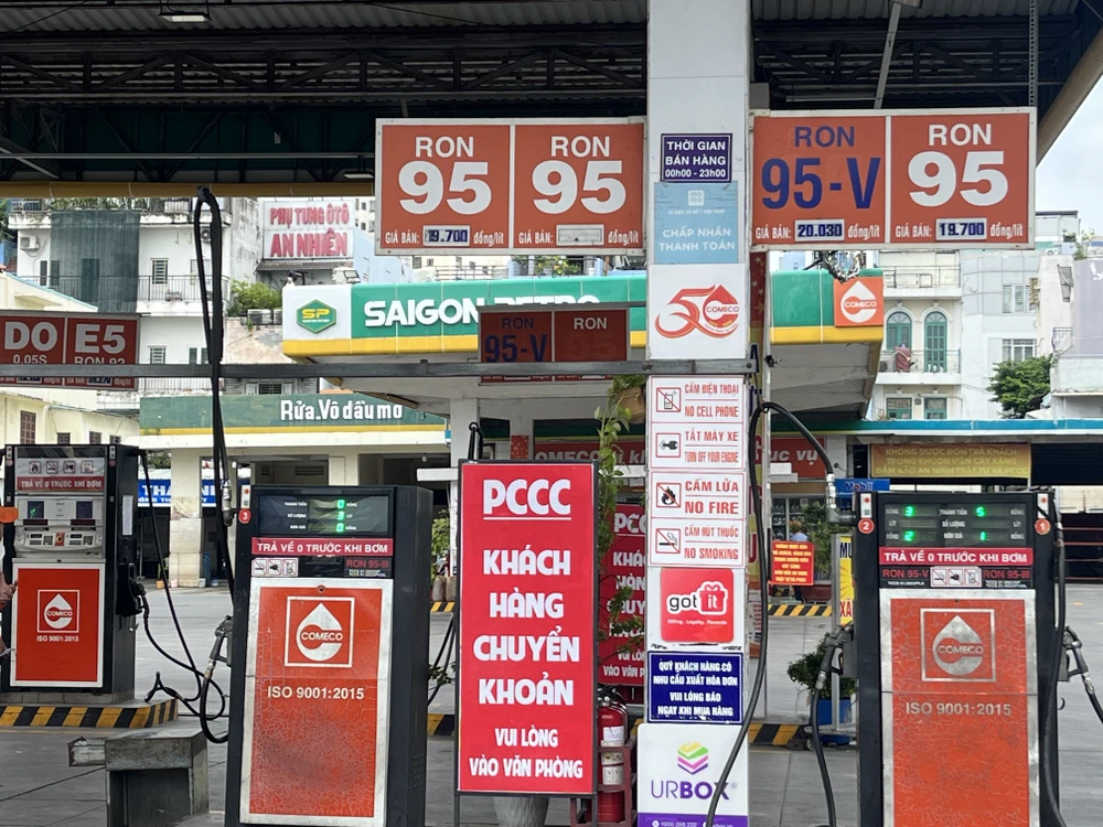 cửa hàng xăng dầu.JPG