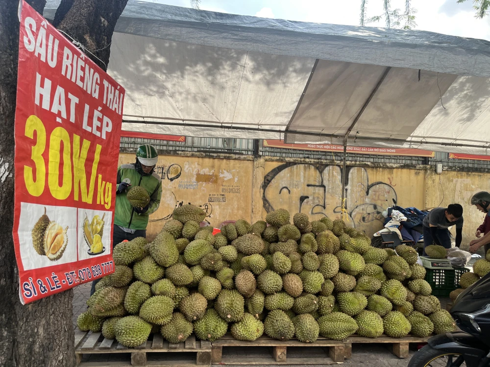 Sầu riêng 'khổng lồ' giá rẻ bán đầy vỉa hè TP.HCM