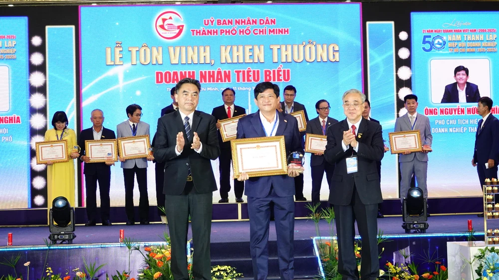 tôn vinh sản phẩm.jpg