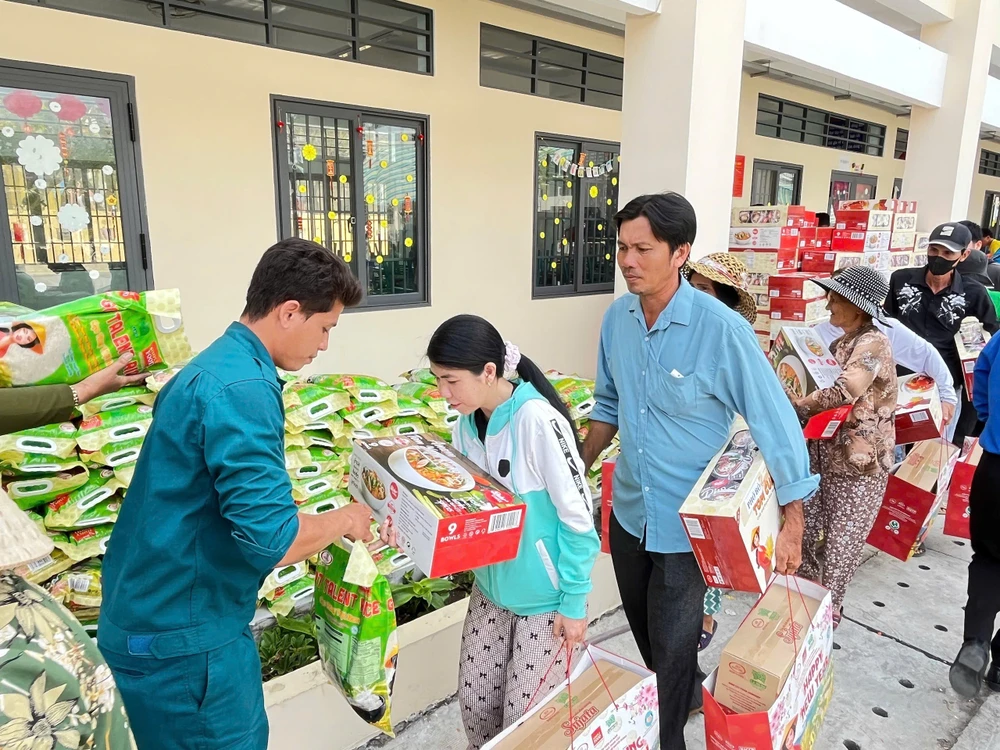 800 phần quà 1.JPG