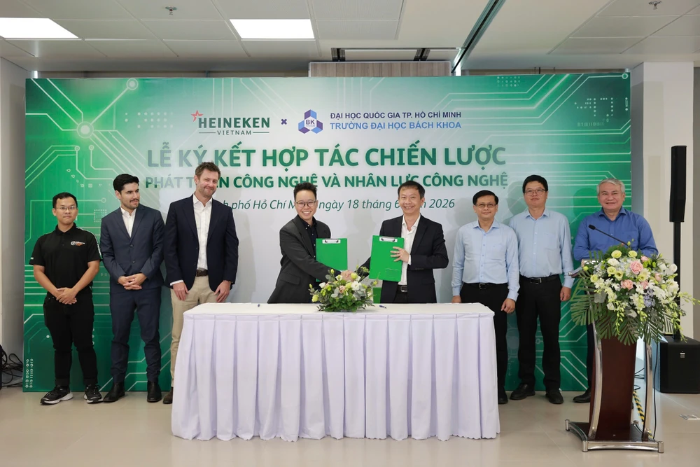 Đại diện HEINEKEN Việt Nam và Trường Đại học Bách Khoa - ĐHQG TP.HCM ký kết hợp tác chiến lược.jpg