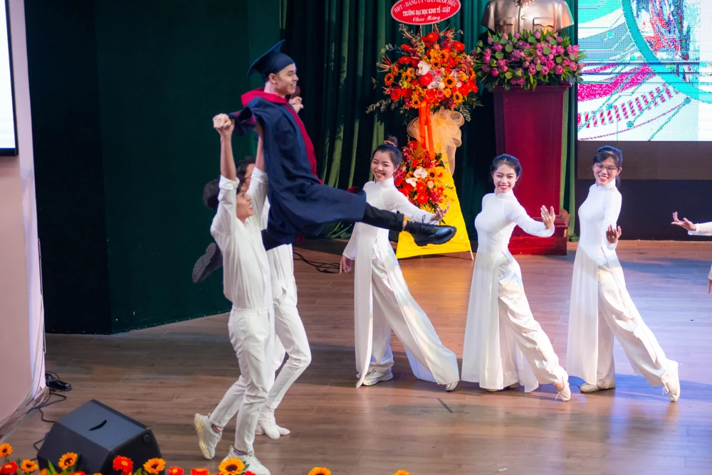 Màn nhận bằng tốt nghiệp nhận được sự cổ vũ, reo hò thích thú của tất cả mọi người. Ảnh: NVCC.