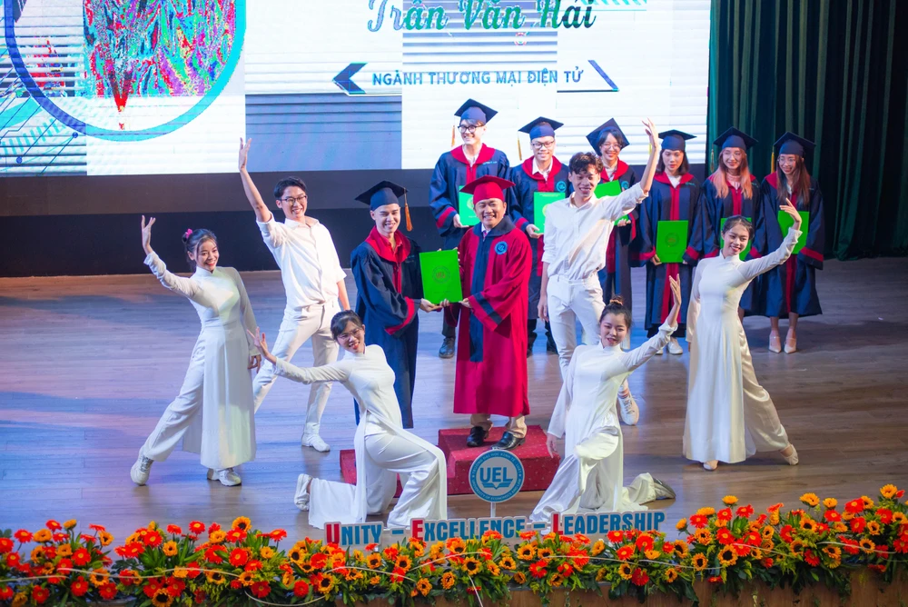 Cộng đồng mạng bày tỏ sự thích thú trước hành động sáng tạo vô cùng dễ thương nhưng vẫn giữ được sự lễ phép, lịch sự của chàng trai. Ảnh: NVCC