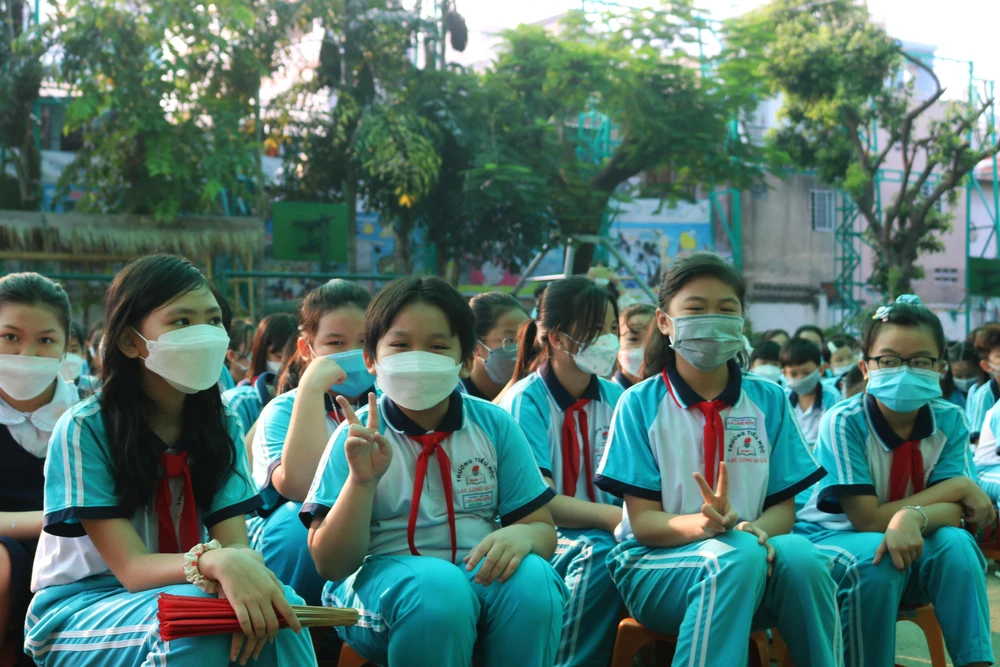 Các em học sinh chăm chú lắng nghe. Ảnh: TÚ NGÂN Các em học sinh chăm chú lắng nghe. Ảnh: TÚ NGÂN