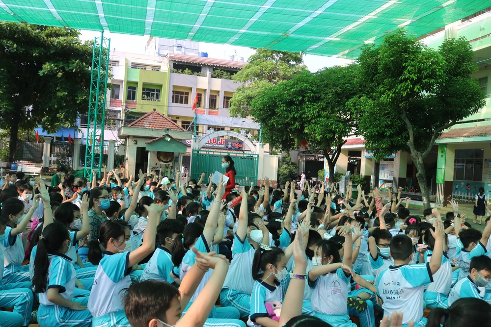 Buổi tuyên truyền với sự tham gia của 750 em học sinh ở các khối lớp của Trường Tiểu học Lạc Long Quân. Ảnh: TÚ NGÂN. Buổi tuyên truyền với sự tham gia của 750 em học sinh ở các khối lớp của Trường Tiểu học Lạc Long Quân. Ảnh: TÚ NGÂN.