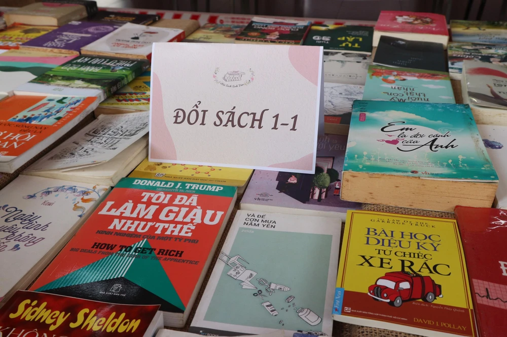 Có rất nhiều đầu sách hay được người tham gia mang đến trao đổi tại ngày hội. Ảnh: TÚ NGÂN.
