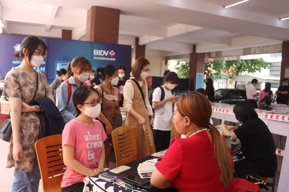 Ngoài ra, ngày hội còn có các hoạt động thú vị như vẽ hình xăm Henna và bói bài Tarot dành cho các bạn trẻ có hứng thú. Ảnh: TÚ NGÂN.