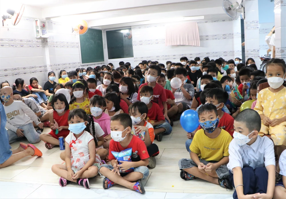 Từ sớm các em học sinh đã tập trung tại trường rất đông đủ. Ảnh: HUỲNH THƠ.