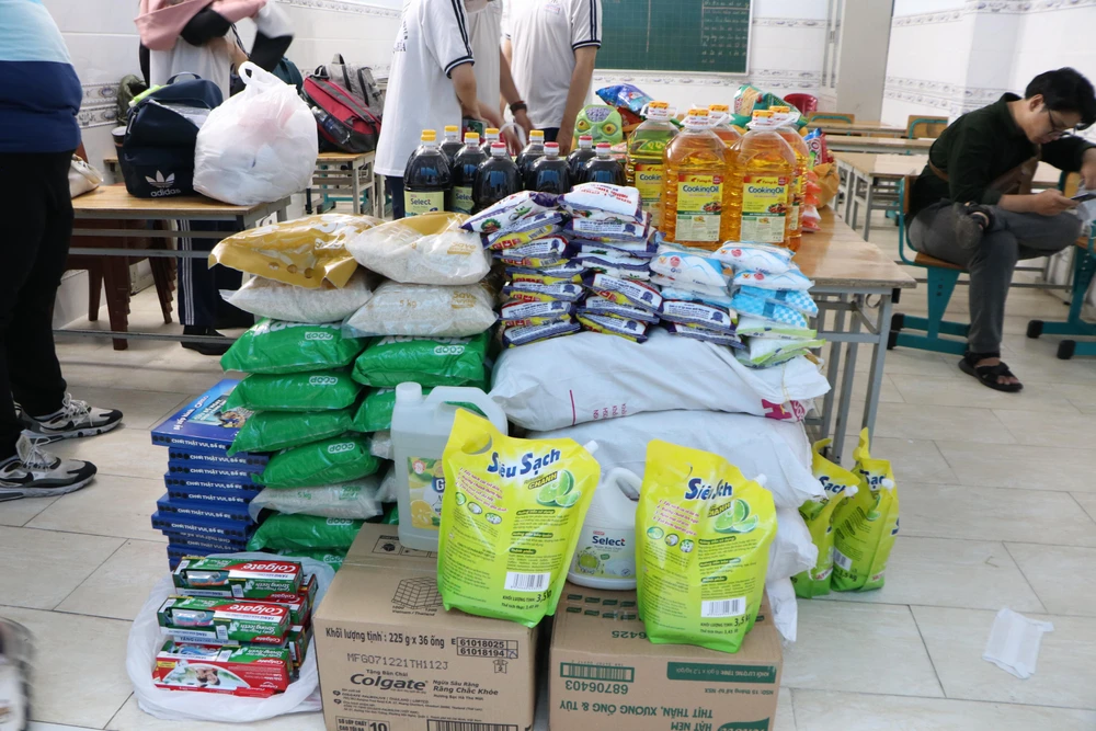 Các nhu yếu phẩm sẽ trao tặng đến các em học sinh có hoàn cảnh đặc biệt. Ảnh: HUỲNH THƠ.