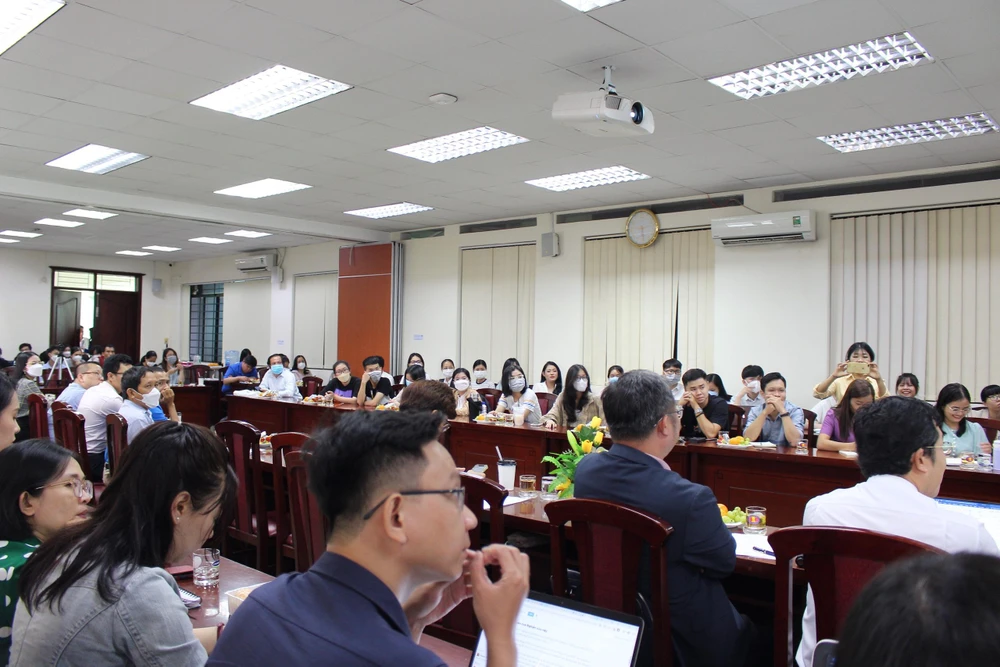 Buổi tọa đàm diễn ra với sự tham gia của nhiều chuyên gia đầu ngành, thu hút sự chú ý của các sinh viên. Ảnh: TÚ NGÂN