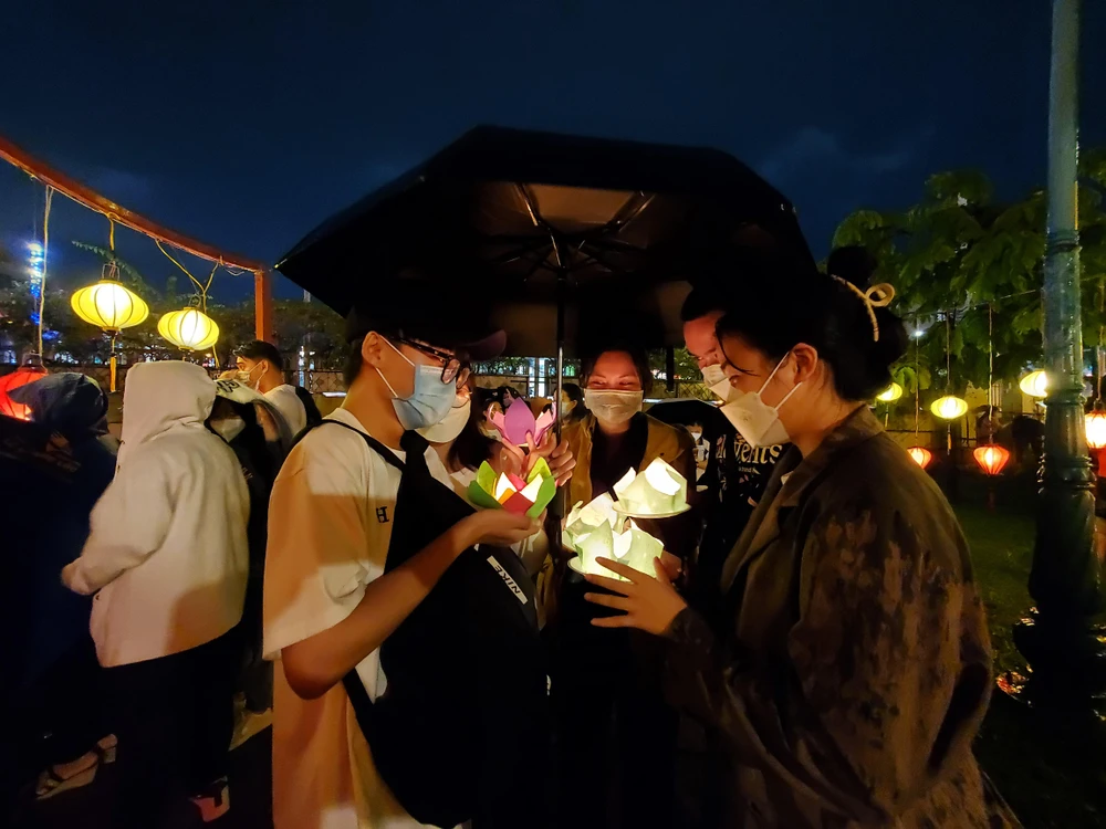 Nhiều bạn trẻ mang theo dù, áo mưa để che chắn. Nhiều bạn trẻ mang theo dù, áo mưa để che chắn.