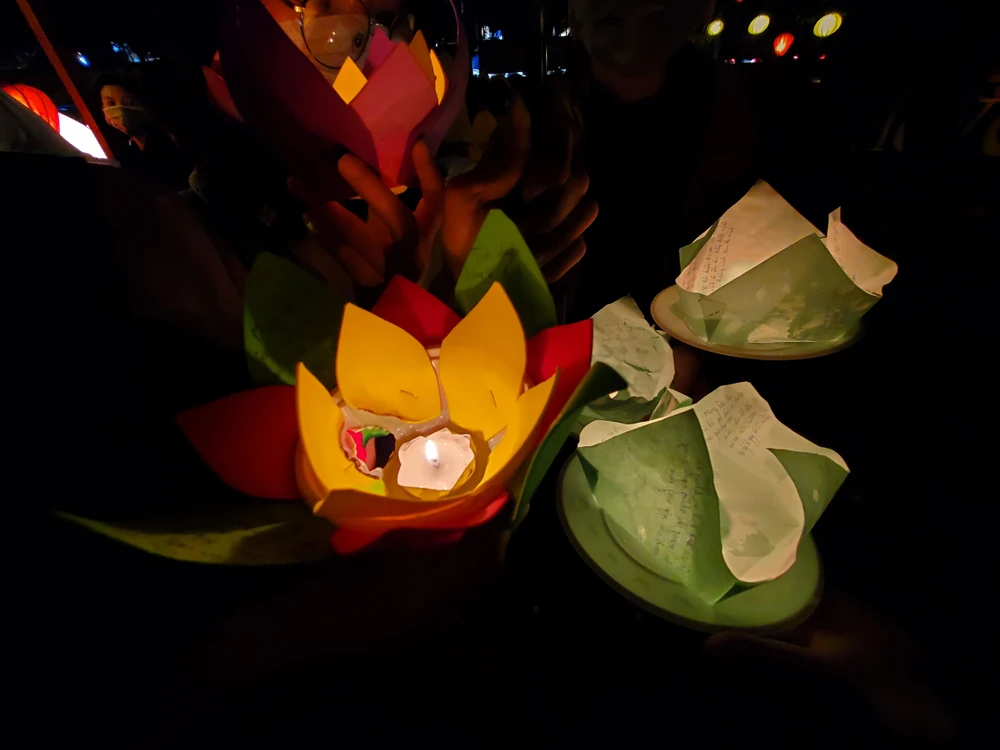 Nhiều bạn trẻ tin rằng nếu viết lời cầu nguyện lên đèn hoa đăng và thả xuống sông thì mọi mong muốn sẽ trở thành hiện thực. Nhiều bạn trẻ tin rằng nếu viết lời cầu nguyện lên đèn hoa đăng và thả xuống sông thì mọi mong muốn sẽ trở thành hiện thực.
