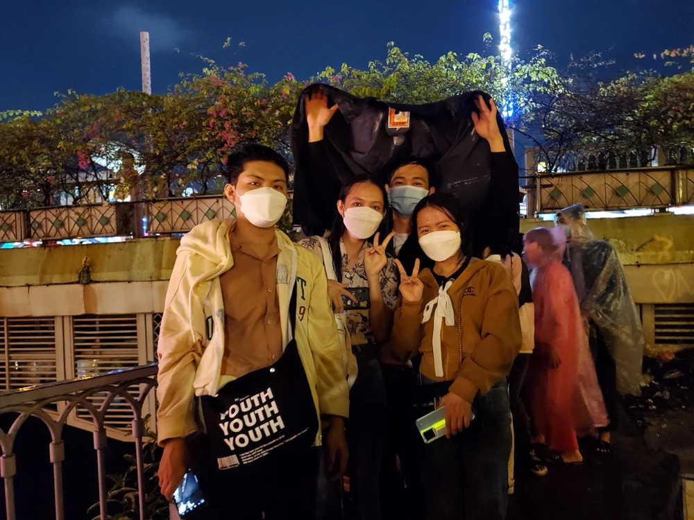 Mặc dù tối cùng ngày TP.HCM xuất hiện mưa nặng hạt, tuy nhiên lượng người đến tham dự khá đông, đặc biệt là các bạn trẻ. Mặc dù tối cùng ngày TP.HCM xuất hiện mưa nặng hạt, tuy nhiên lượng người đến tham dự khá đông, đặc biệt là các bạn trẻ.