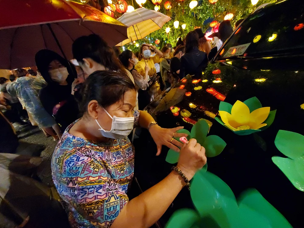 Tất cả mọi người cùng nhau viết những lời nguyện cầu của mình lên chiếc đèn hoa đăng. Tất cả mọi người cùng nhau viết những lời nguyện cầu của mình lên chiếc đèn hoa đăng.