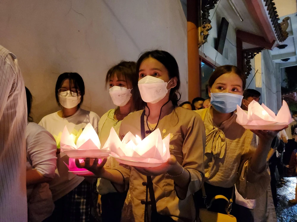 Bên trong chùa đều có lực lượng tình nguyện hướng dẫn cho người dân lấy đèn hoa đăng, thắp hương, cúng bái. Bên trong chùa đều có lực lượng tình nguyện hướng dẫn cho người dân lấy đèn hoa đăng, thắp hương, cúng bái.