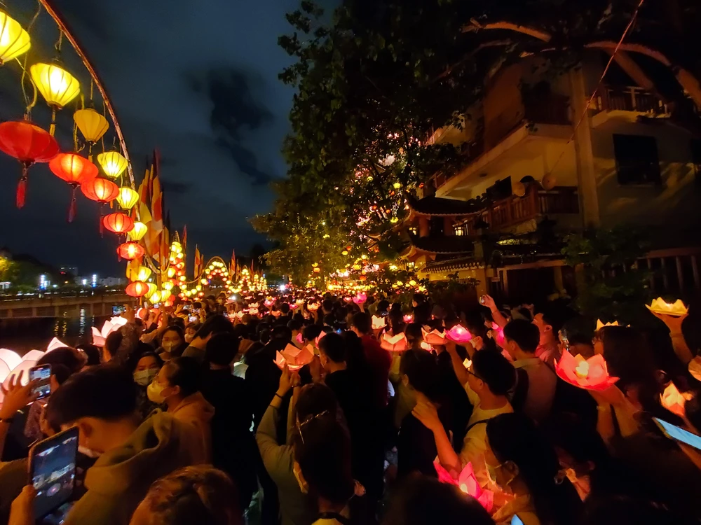 Sau khi các sư thầy tại chùa thực hiện nghi lễ, người dân cùng nhau xếp hàng di chuyển dọc bờ kênh chuẩn bị cho hoạt động thả hoa đăng. Sau khi các sư thầy tại chùa thực hiện nghi lễ, người dân cùng nhau xếp hàng di chuyển dọc bờ kênh chuẩn bị cho hoạt động thả hoa đăng.