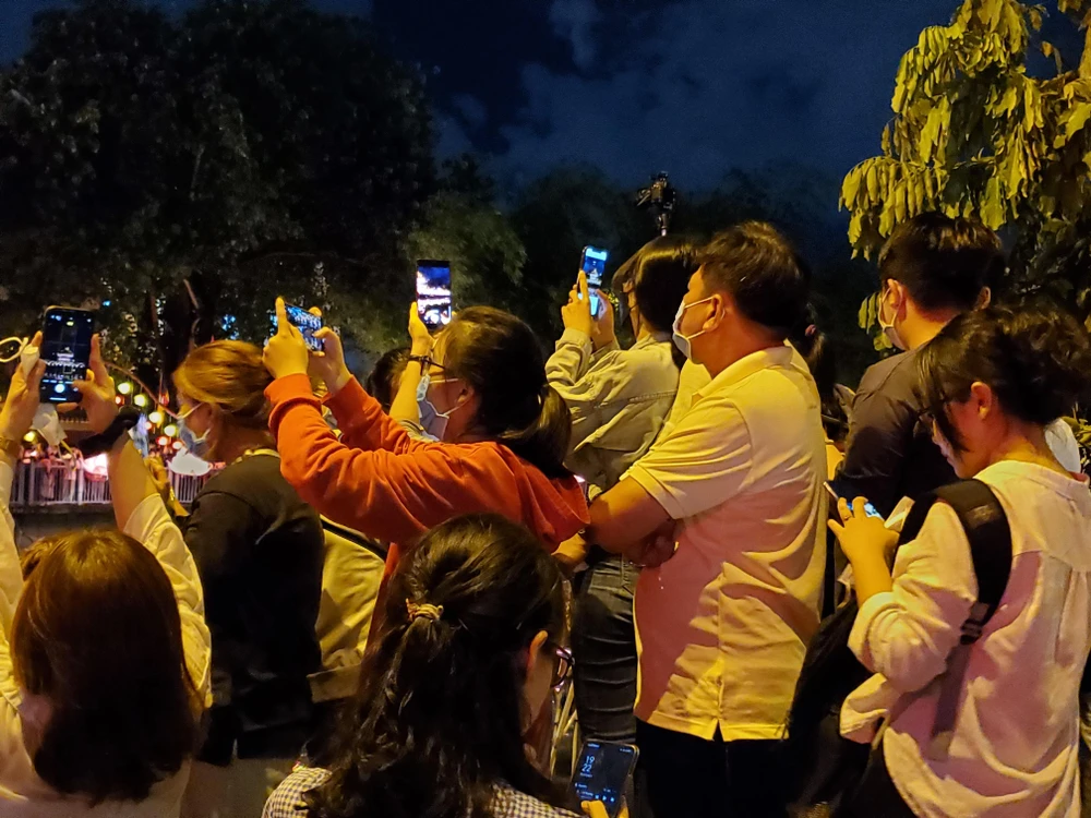 "Ngày lễ Phật đản rất ý nghĩa, là ngày Phật vãn sanh nên các phật tử rất muốn tham gia dự để làm lễ tắm Phật. Năm nay rất đông, đông hơn những năm trước rất nhiều. Mình cầu cho quốc thái dân an, mọi người luôn được vui vẻ, no ấm" - Chị Trần Kim Cúc (Quận 3, TP.HCM) chia sẻ. "Ngày lễ Phật đản rất ý nghĩa, là ngày Phật vãn sanh nên các phật tử rất muốn tham gia dự để làm lễ tắm Phật. Năm nay rất đông, đông hơn những năm trước rất nhiều. Mình cầu cho quốc thái dân an, mọi người luôn được vui vẻ, no ấm" - Chị Trần Kim Cúc (Quận 3, TP.HCM) chia sẻ.