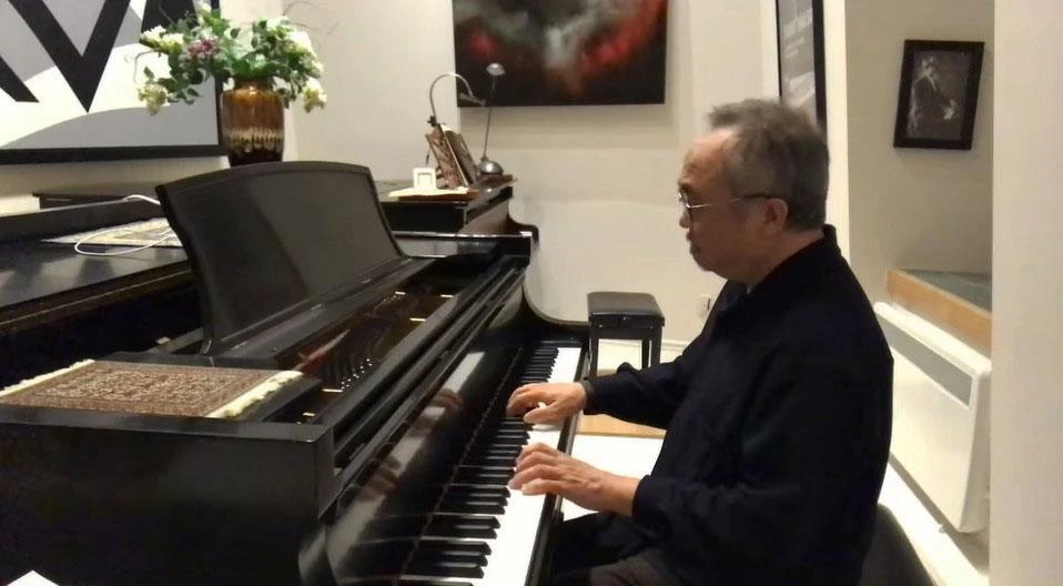 Nghệ sĩ Đặng Thái Sơn đã đàn một đoạn nhạc của Mozart tặng Bình Nguyên. Ảnh: Cắt từ video.