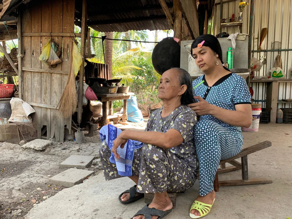 Chính bởi hình ảnh hiếu thảo, chân chất mà anh Nhựt xây dựng khiến người xem nhớ về kỷ niệm thơ ấu bên bà, bên mẹ.