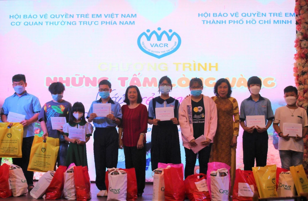 Các em học sinh có hòa cảnh đặc biệt được nhận học bổng của chương trình. Ảnh: TÚ NGÂN.