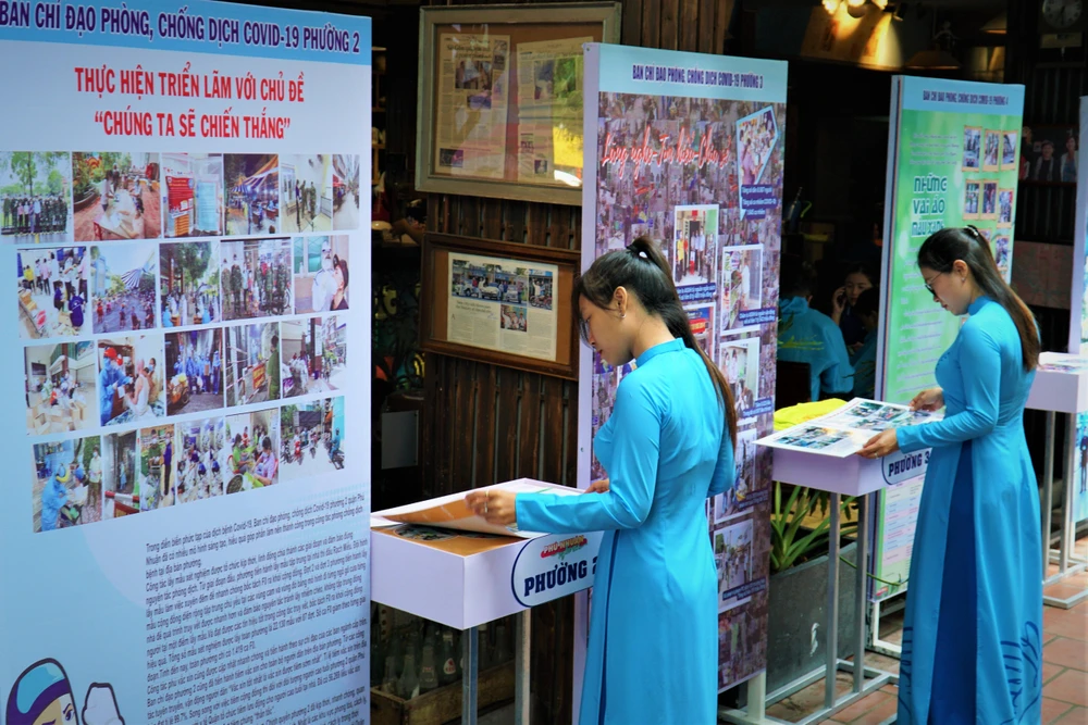 Triển lãm chuyên đề “Lặng” với ý tưởng xuyên suốt là “Cuộc chiến chống dịch COVID-19 - Một năm nhìn lại”, diễn ra từ ngày 29-5 đến ngày 4-6, do chính quyền quận Phú Nhuận phối hợp với ông Huỳnh Minh Hiệp – chủ quán cà phê Lúa (quận Phú Nhuận, TP.HCM) tổ chức.