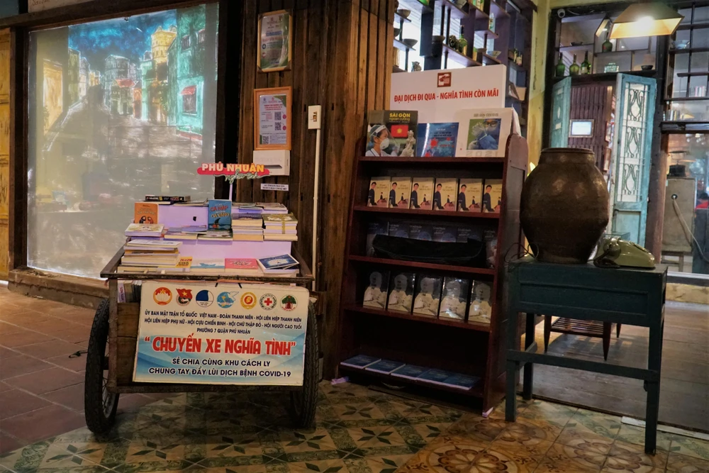 Nhớ lại một năm trước, vào ngày 30-5-2021, quận Phú Nhuận đã ghi nhận ca mắc COVID-19 đầu tiên. Giờ đây, triển lãm diễn ra như một hoạt động ghi nhận những nỗ lực trong công tác phòng, chống dịch COVID-19 của quận sau một năm.