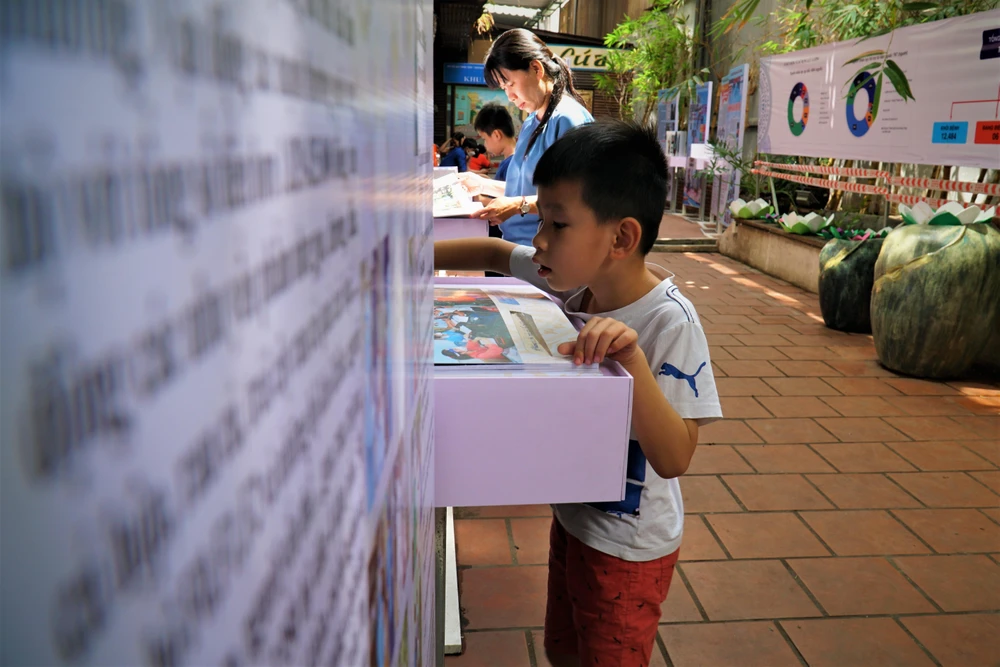 Các bé được ba mẹ dẫn đến tham quan triễn lãm.