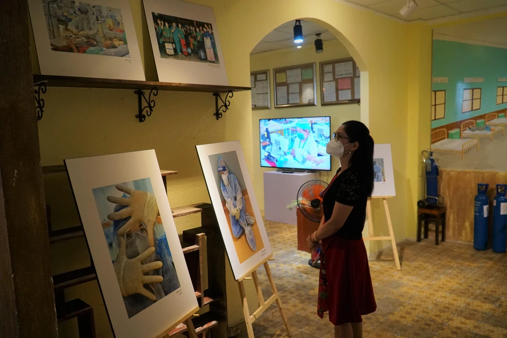 Triển lãm trưng bày hơn 2000 hình ảnh liên quan đến đại dịch COVID-19.