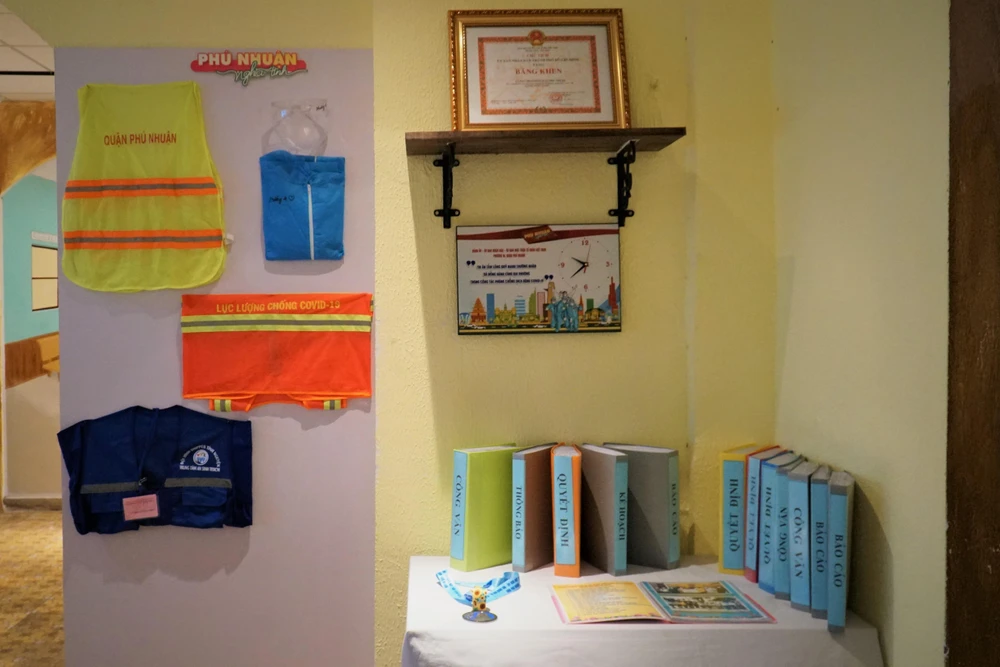 … và hơn 1.500 hiện vật do ông Huỳnh Minh Hiệp phối hợp với ngành chức năng quận Phú Nhuận sưu tầm: Văn bản chỉ đạo phòng, chống dịch, giấy xác nhận công tác, thẻ tình nguyện viên, trang phục của lực lượng tuyến đầu chống dịch,…