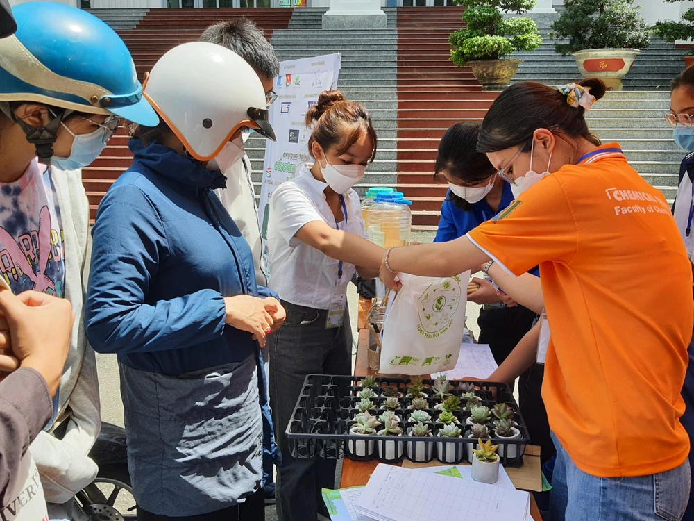 "Đổi sách lấy cây" là hoạt động ý nghĩa thu hút sự quan tâm của nhiều bạn trẻ.