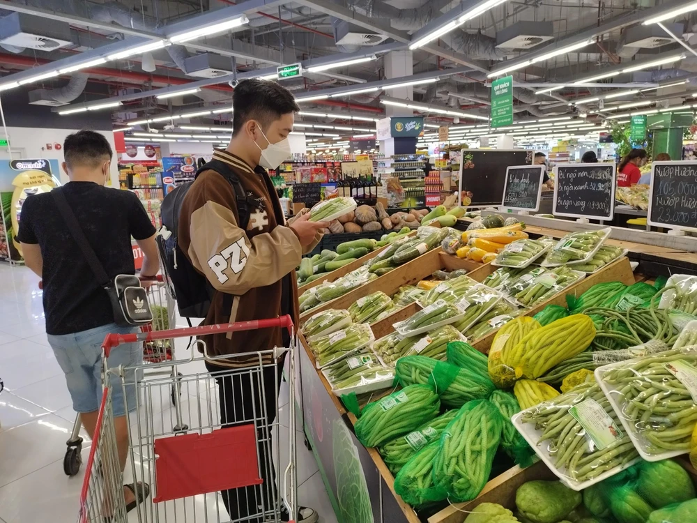 Huỳnh Trung Tính chọn cách mua thực phẩm về nấu ăn cho tiết kiệm. Ảnh: TÚ NGÂN