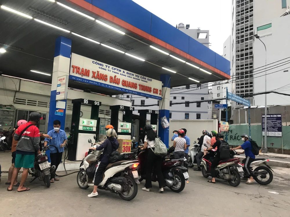 Giá xăng tăng cao khiến nhiều sinh viên đau đầu trong tính toán chi tiêu. Ảnh: TÚ NGÂN