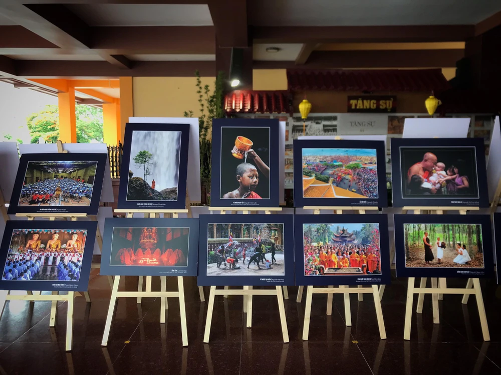 Triển lãm ảnh và ảnh nghệ thuật “Phật giáo TP.HCM 40 năm xây dựng và phát triển” tại sảnh Việt Nam Quốc Tự được mở cửa tự do đến hết ngày 18-6. Ảnh: TÚ NGÂN.