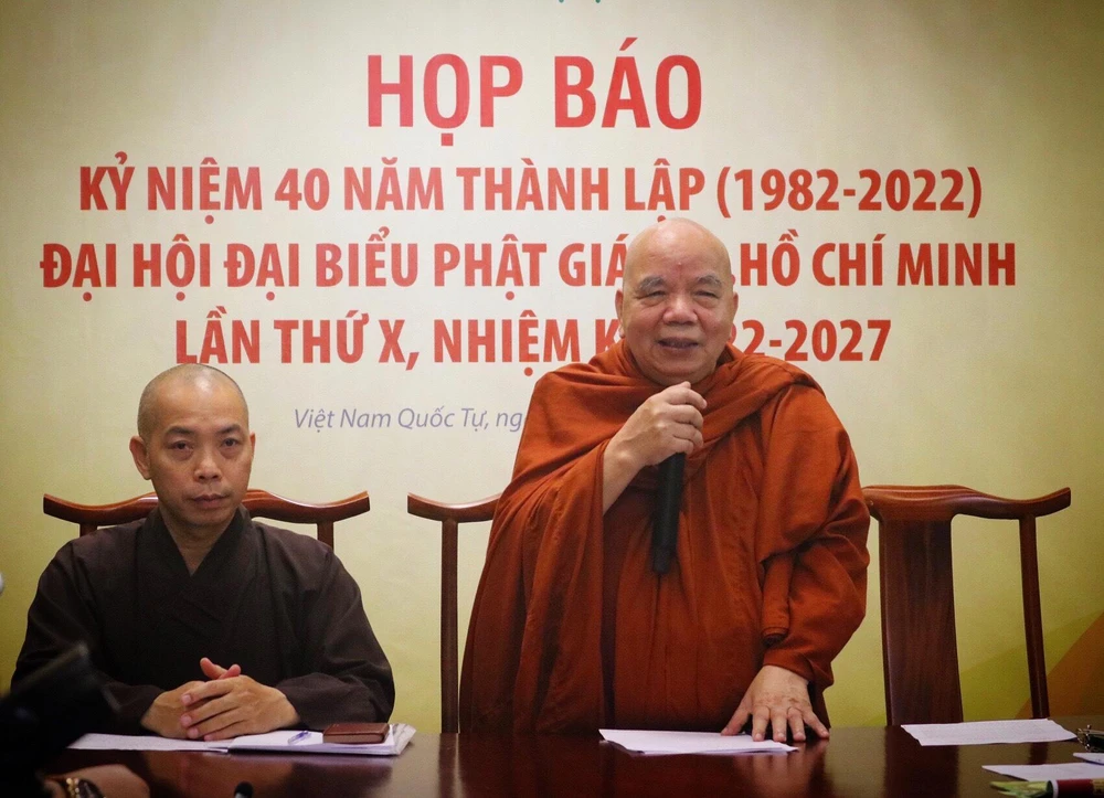 Hòa thượng Thích Thiện Tâm (phải) và Thượng tọa Thích Quang Thạnh chủ trì buổi họp báo. Ảnh: TÚ NGÂN.