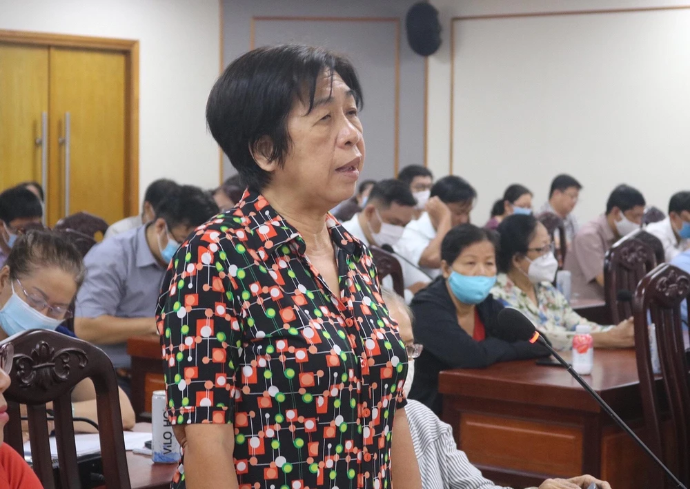 Cử tri Nguyễn Thanh Nga phát biểu tại buổi tiếp xúc. Ảnh: TÚ NGÂN
