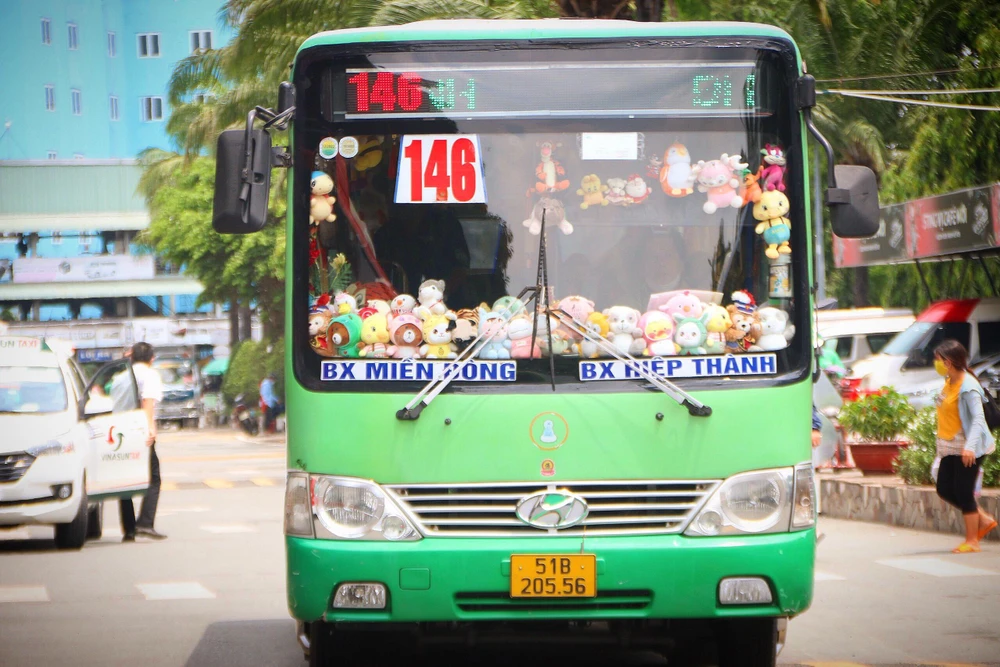 Chiếc xe buýt 146 đi từ bến xe Miền Đông đến bến xe Hiệp Thành được trang trí hệt như một cửa hàng gấu bông thu nhỏ. Ảnh: THẢO PHƯƠNG.