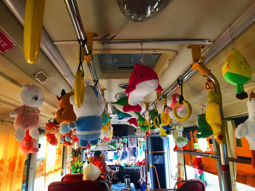 Những chú gấu bông vô cùng đáng yêu được trang trí trên trần xe. Ảnh: TÚ NGÂN