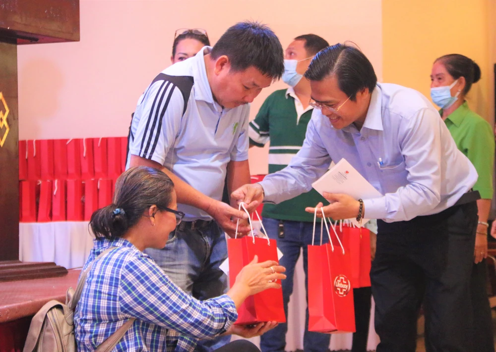 Trao quà cho gia đình người khuyết tật. Ảnh: THẢO PHƯƠNG