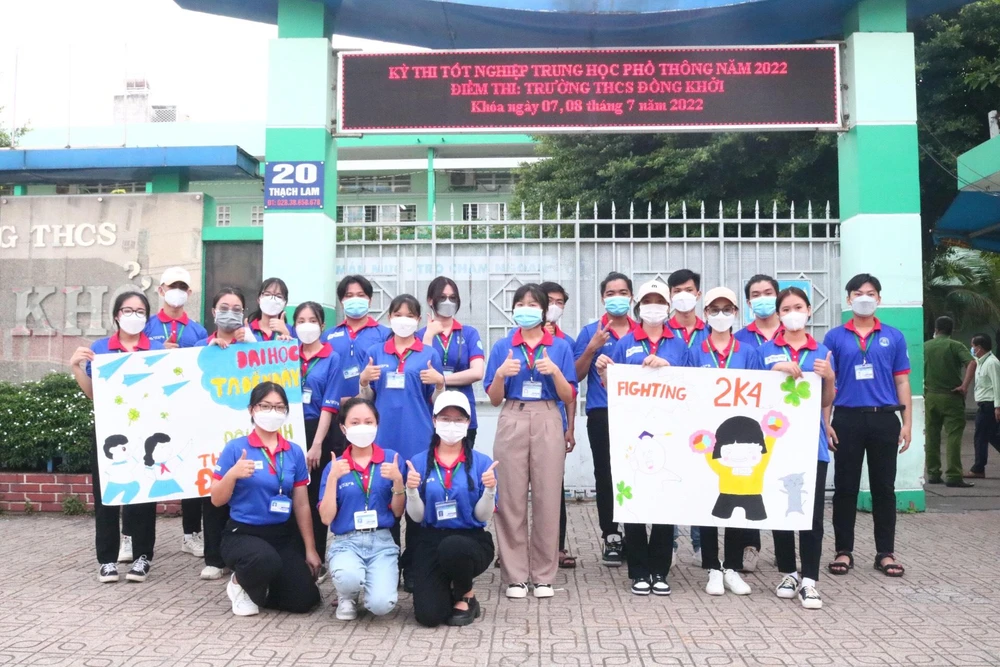 Từ sớm các bạn tình nguyện viên đã có mặt để đón chờ các sĩ tử. Ảnh: TÚ NGÂN Từ sớm các bạn tình nguyện viên đã có mặt để đón chờ các sĩ tử. Ảnh: TÚ NGÂN