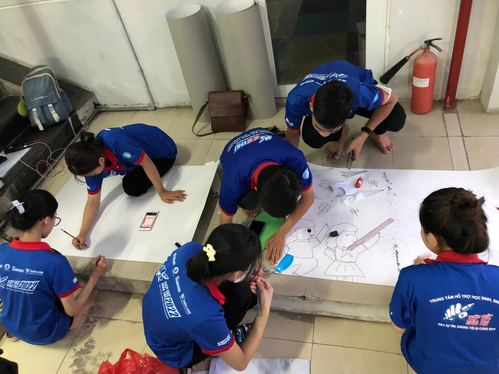 Các bạn tình nguyện viên vẽ tranh cổ vũ tinh thần sĩ tử. Ảnh: TÚ NGÂN Các bạn tình nguyện viên vẽ tranh cổ vũ tinh thần sĩ tử. Ảnh: TÚ NGÂN