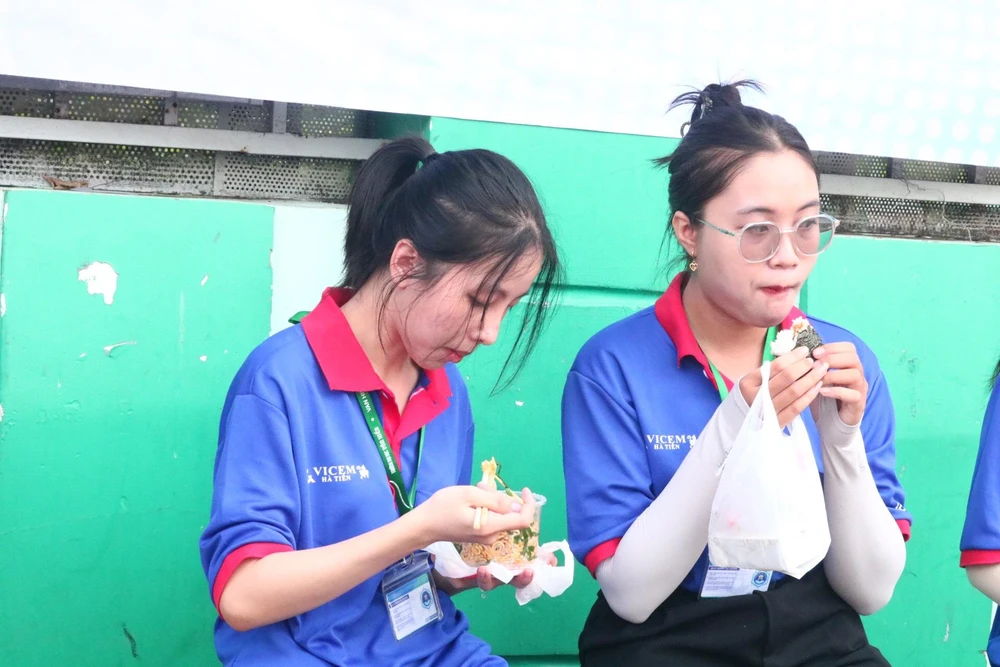 Em Nguyễn Thị Phương Nhi (trái) và bạn Lê Gia Hân sinh viên năm nhất, trường ĐH Văn Hiến ăn vội bữa sáng sau khi thí sinh đã vào phòng thi. Ảnh: TÚ NGÂN Em Nguyễn Thị Phương Nhi (trái) và bạn Lê Gia Hân sinh viên năm nhất, trường ĐH Văn Hiến ăn vội bữa sáng sau khi thí sinh đã vào phòng thi. Ảnh: TÚ NGÂN