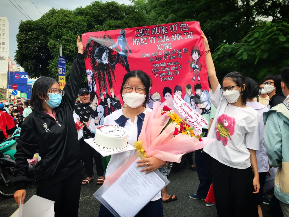 Đây sẽ mãi là kỷ niệm đẹp trong thanh xuân của các em. Ảnh: TÚ NGÂN.