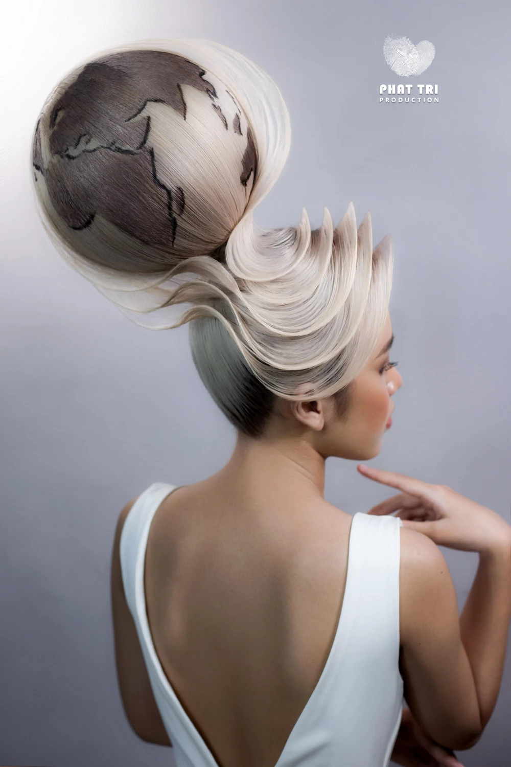 Mẫu tóc "quả địa cầu" lại truyền tải thông điệp hãy yêu quý, gìn giữ và bảo vệ nơi chúng ta đang sống.