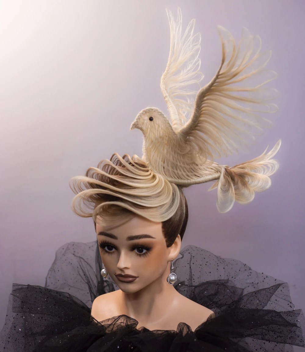 Kiểu tóc tạo hình chim bồ câu mang ý nghĩa gắn kết và gìn giữ hòa bình của nhân loại được anh Trí sáng tác trong hoàn cảnh Nga và Ukraine bắt đầu căng thẳng. Ảnh: NVCC