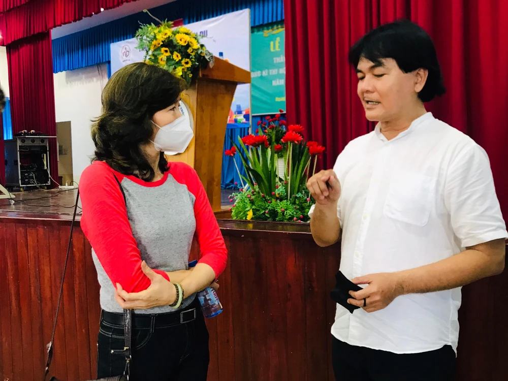 Thầy Huỳnh Thanh Phú, Hiệu trưởng trường THPT Nguyễn Du (quận 10. TP.HCM) tận tình giải đáp thắc mắc của phụ huynh. Ảnh: TÚ NGÂN