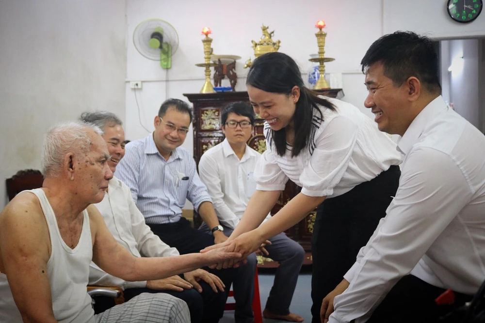 Đoàn lãnh đạo TPHCM gửi lời thăm hỏi, chúc sức khỏe đến các gia đình. Ảnh: TÚ NGÂN.