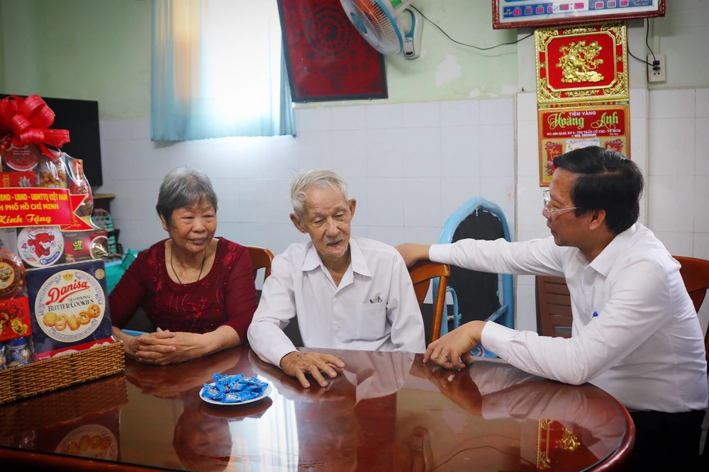 Chủ tịch UBND TP.HCM tặng quà, thăm hỏi gia đình đình thương binh Nguyễn Thanh Hà. Ảnh: TÚ NGÂN